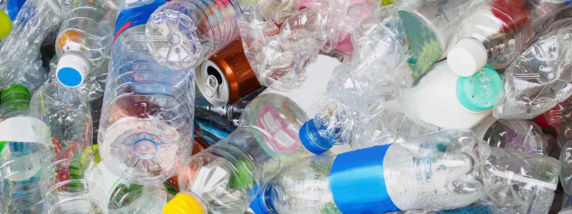 déchets d'emballages, y compris les bouteilles en plastique et les canettes en aluminium à recycler