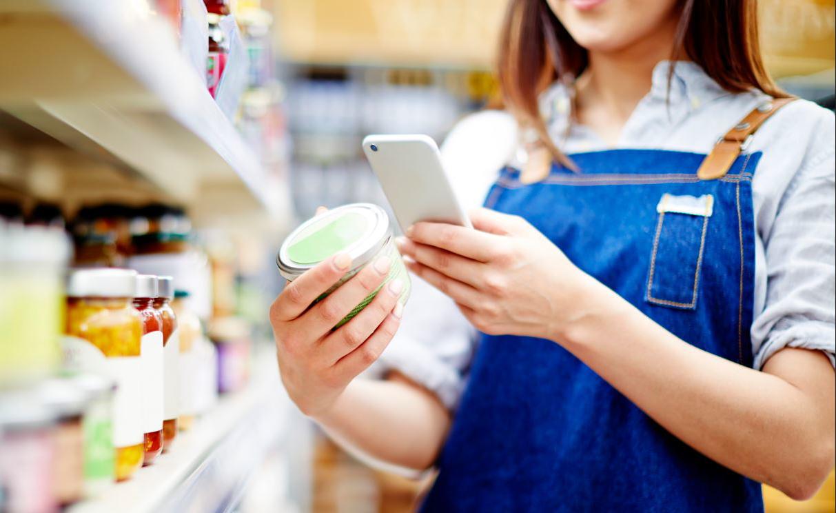Persoon scant een 2D-code op een productverpakking met een smartphone