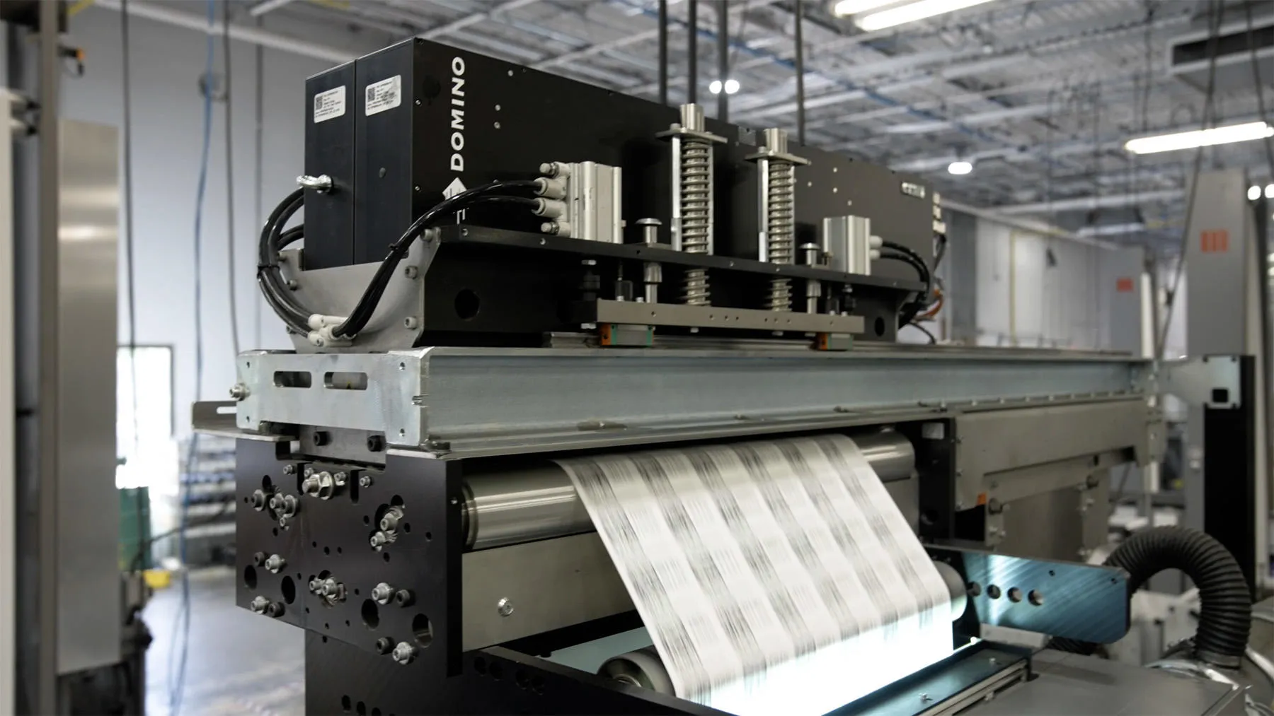 Impresión de etiquetas de código de barras con la impresora Domino K600i en OMNI Systems