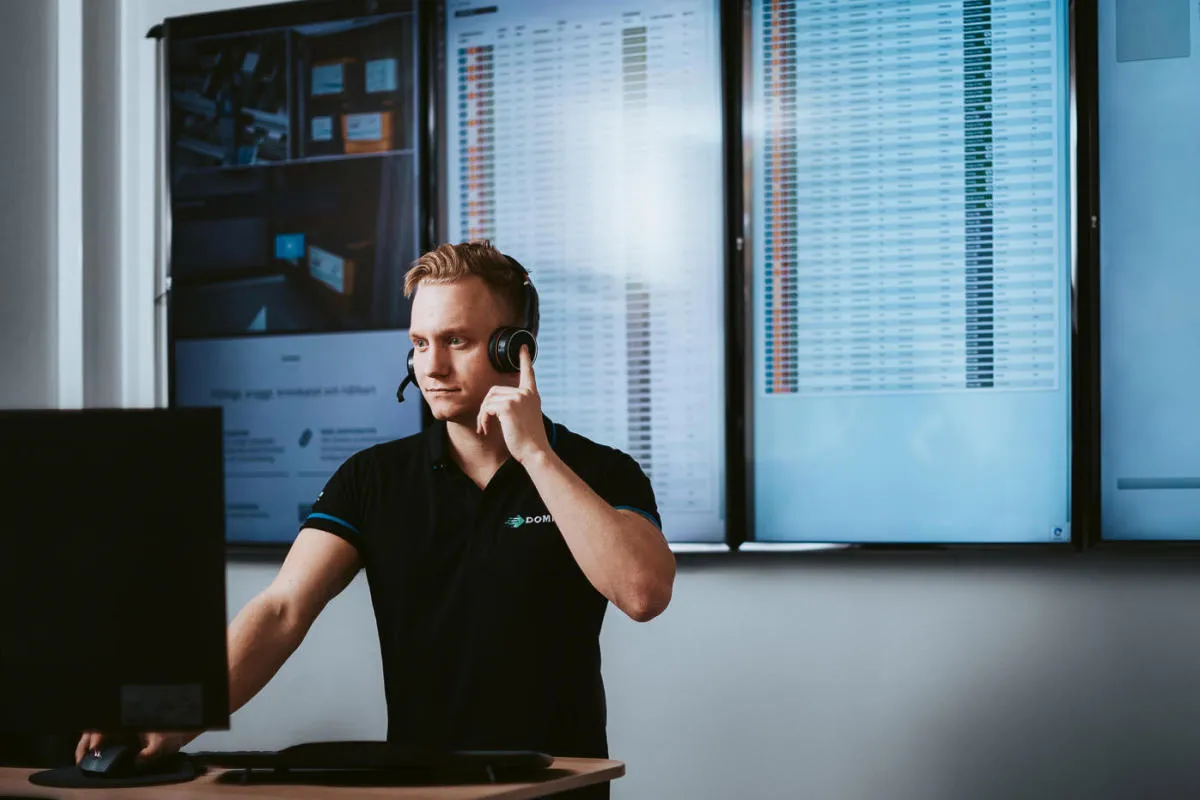 Helpdesk Mitarbeiter im Gespräch mit einem Kunden